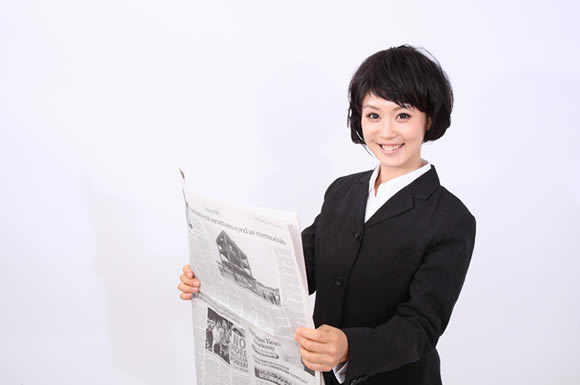 新聞読む女性