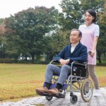 車椅子の男性と介護士